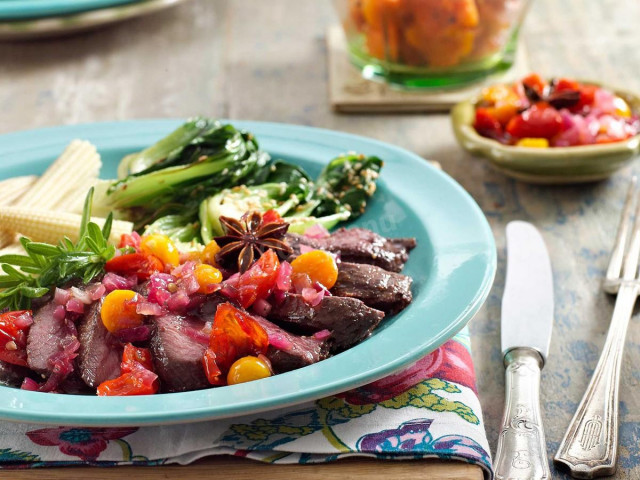 Салат из мяса страуса с овощами