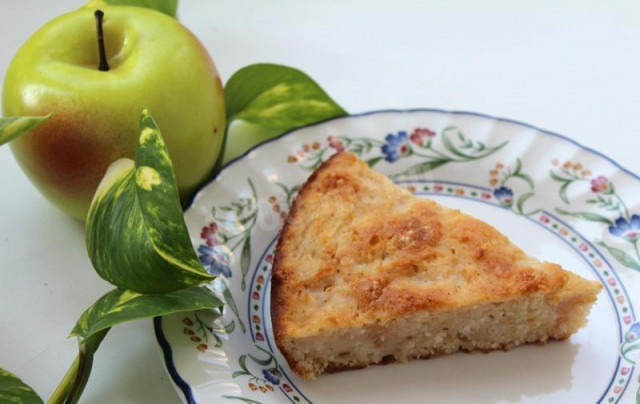Яблочный пирог с манкой и лимоном