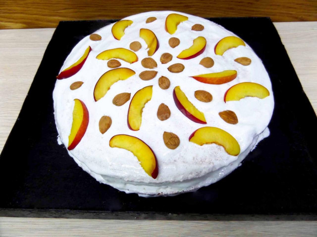 Бисквитный торт персиковый со сливочным кремом