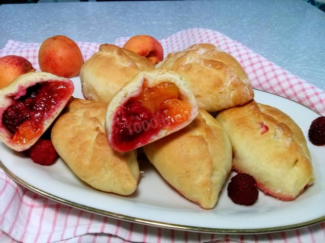 Дрожжевые пирожки с абрикосами и малиной