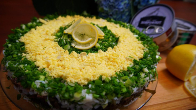 Салат с морской капустой рисом сайрой