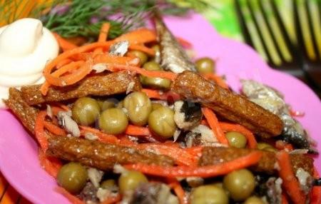 Салат корейская морковка шпроты сухарики