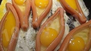 Лодочки из сосисок с яйцом