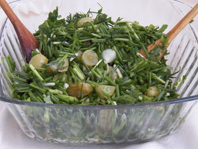 Необычный салат с маринованным виноградом и зеленым луком