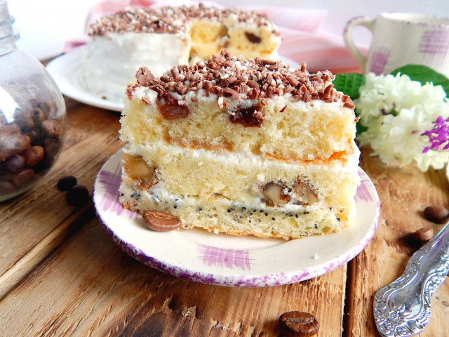Бисквитный торт с орехами и изюмом