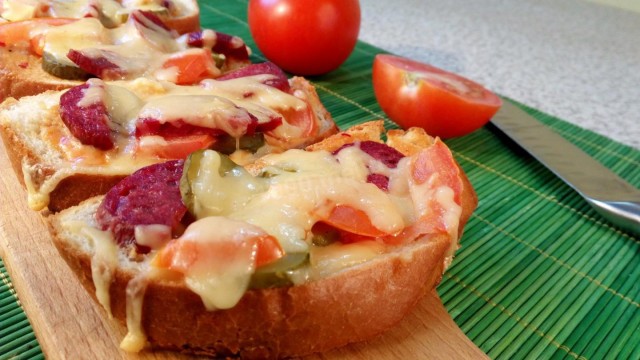Самая простая пицца на батоне с томатами и салями