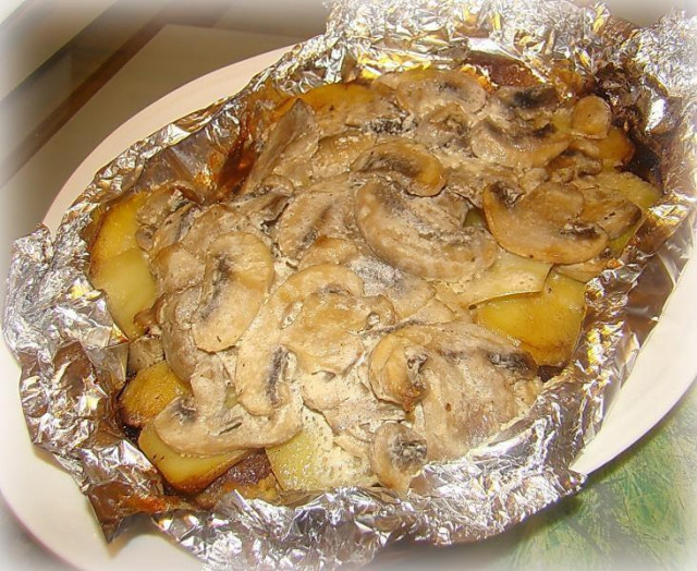 Говядина запеченная в фольге с картошкой