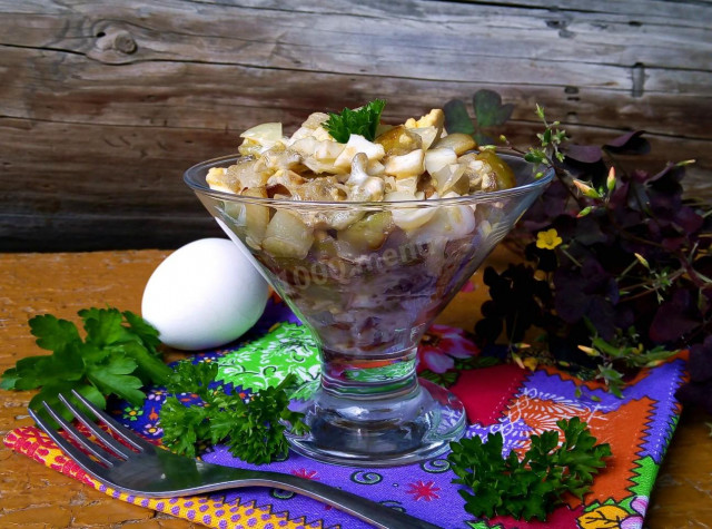 Салат из баклажанов с яйцом и маринованным луком