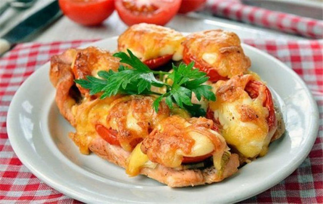 Куриное филе запеченное в духовке с помидорами и базиликом