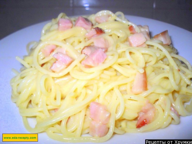 спагетти карбонара с пармезаном и беконом