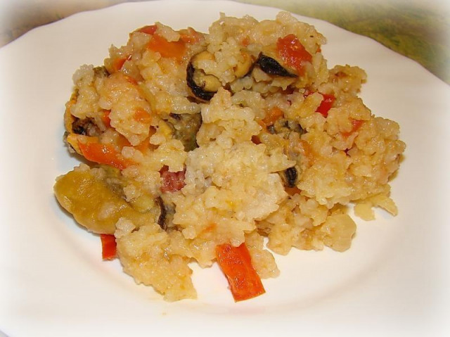 Мидии с рисом на сковороде