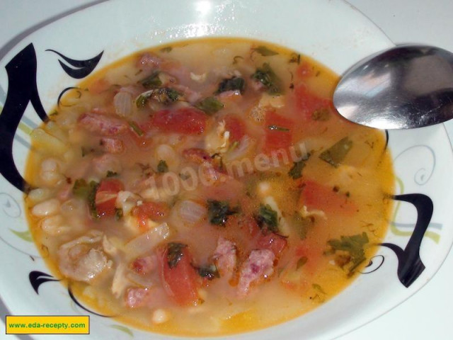 Суп из белой фасоли с копченой колбасой на бульоне