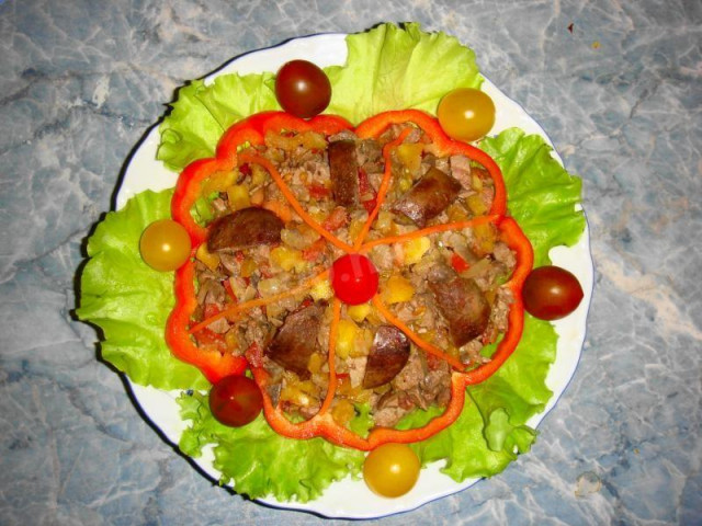 Теплый салат с куриной печенью и помидорами