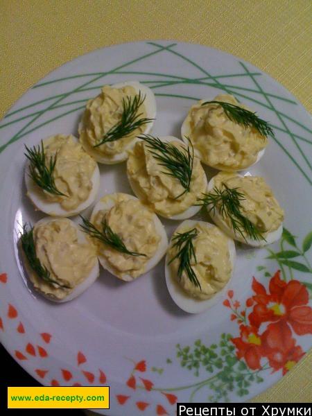 Яйца фаршированные солеными огурцами, с майонезом и чесноком