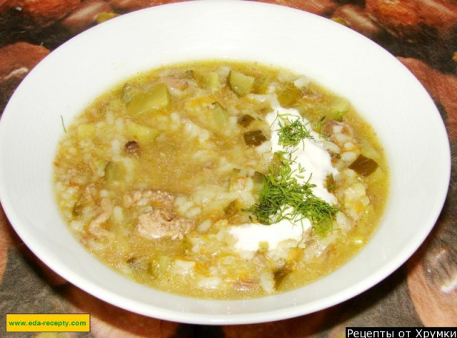 Суп рассольник с рисом солеными огурцами и курицей