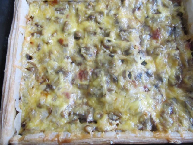 Пицца слоеная с шампиньонами, копченой колбасой и майонезом
