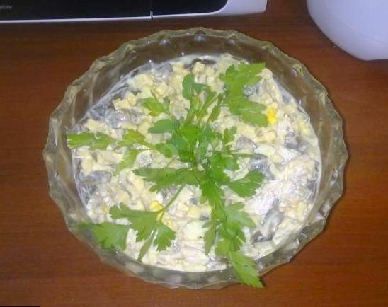 Салат из куриных грудок с ананасами, грибами и твердым сыром