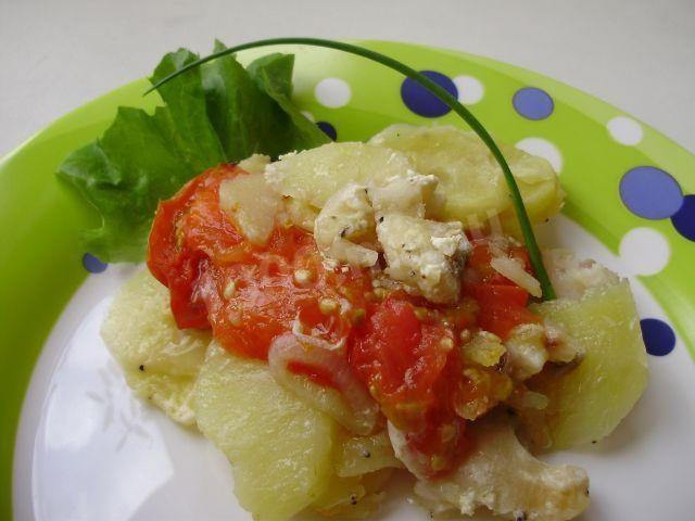 Пангасиус с картофелем и помидорами