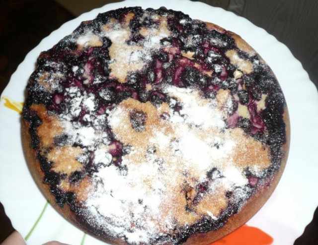 Простой ягодный пирог с черной смородиной